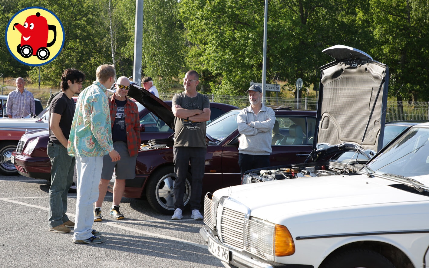 En öppen huv är en öppning till samtal! Och få bilar har så generös huvöppning som Mercedes från 1980-talet.