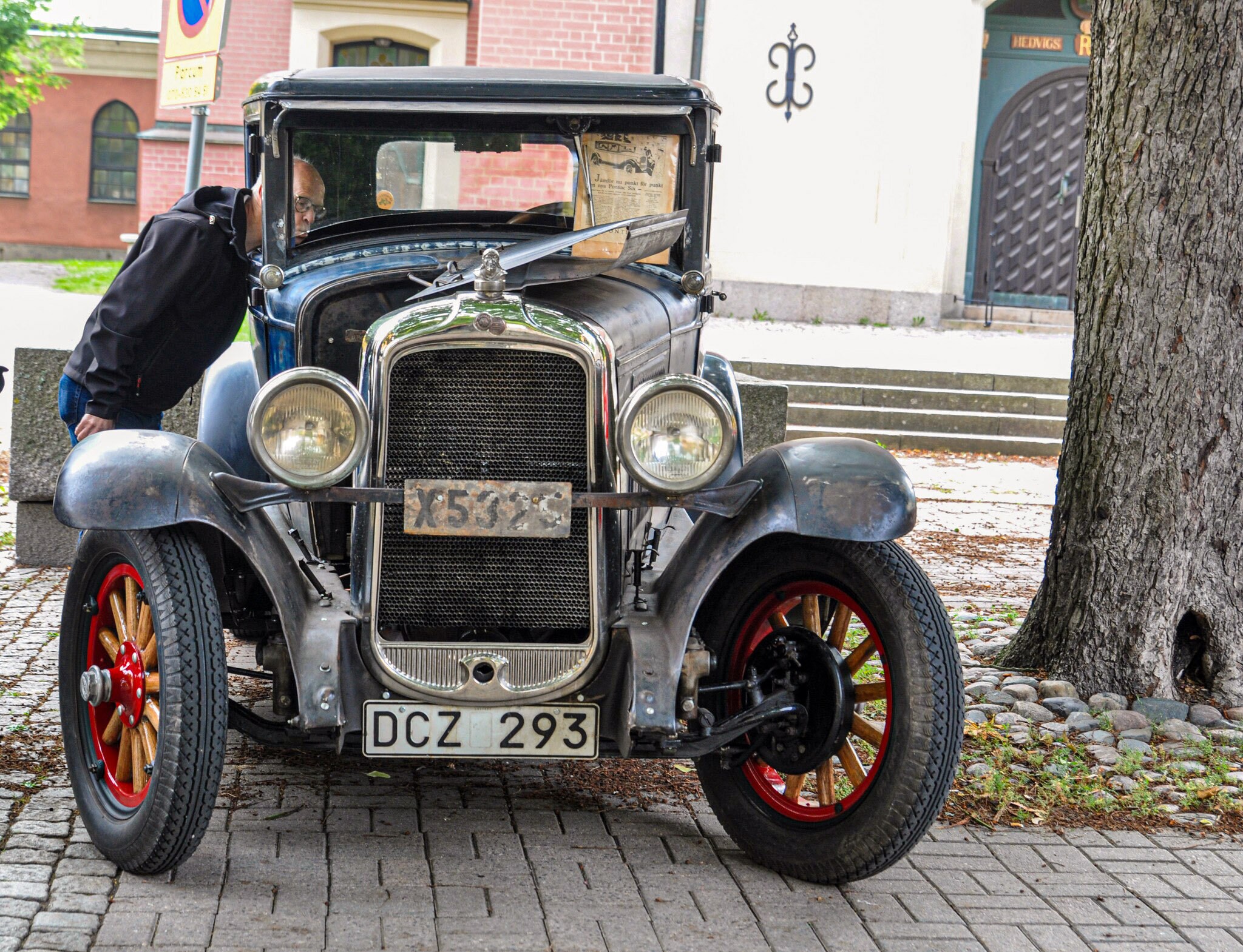 En nästan hundra år gammal Pontiac Six 1928 med förflutet i Gävleborg. 